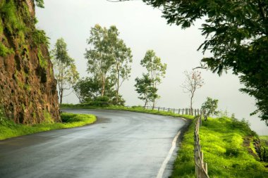 Panchgani 'nin Wai ve tepe istasyonlarını birbirine bağlayan Pasarni ghat manzarası ve her yerde taze muson yağmurları, Maharashtra, Hindistan 