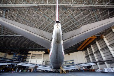 Boeing 747-400 Chhatrapati Shivaji Uluslararası Havalimanı veya Sahar Uluslararası Havalimanı, Bombay Mumbai, Maharashtra, Hindistan hangarında bakım ve onarım için park edilmiştir. 