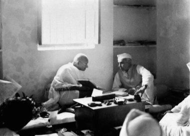 Mahatma Gandhi, 2 Ekim 1946 'da Delhi' deki Bhangi Kolonisinde Jawaharlal Nehru ile konuşuyor.   