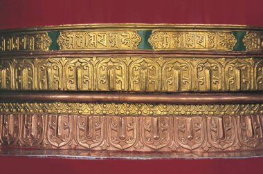 Metal üzerine kazınmış yazı 