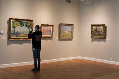 St. Petersburg, Rusya 'daki münzevi müzesinde resim çeken bir adam.