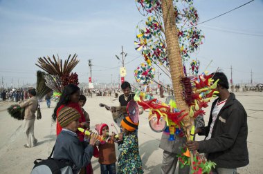 uttar pradesh India 'da sokak kumbha mela oyuncakçısı. 