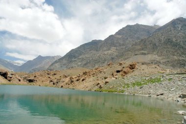 Dağlarda göl. Derin Himachal Pradesh, Hindistan