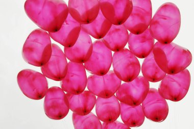 Havada yüzen gazla dolu kırmızı kalp şekilli balonlar; Pune; Maharashtra; Hindistan;