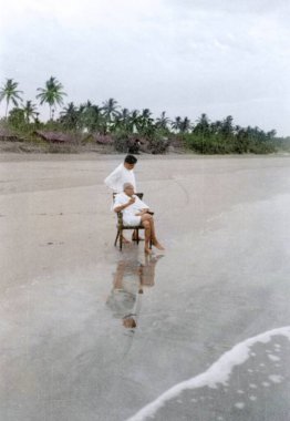 Mahatma Gandhi sandalyede oturuyor ve Devdas Gandhi Juhu Sahili, Mumbai, Maharashtra, Hindistan, Asya, Mayıs 1944