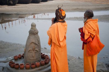 Rastgele Hindistan 'da Kumbh Mela' da Tanrı Shiva 'ya tapan bir rahip. 