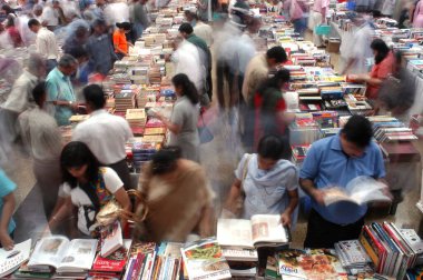 Yerel halk, Mumbai 'deki Sundrabai Kilisesi' ndeki Strand Book Stadyumu tarafından düzenlenen yıllık kitap fuarında kitapları inceliyor. Mumbai, Maharashtra, Hindistan 