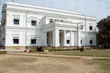 Lalbaug sarayı 1921 yılında Holkar tarafından Indore, Madhya Pradesh, Hindistan 'da 28 hektar olarak inşa edildi. 
