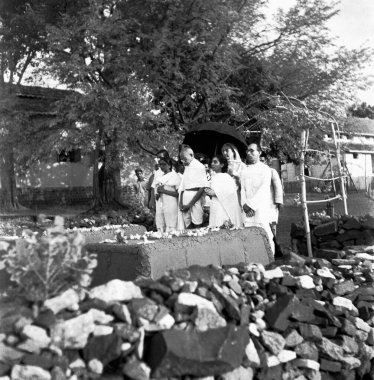 Manu Gandhi, Mahatma Gandhi, Sushila Nayar, Mirabehn ve Pyarelal Nayar, 1944 'te Pune' deki Ağa Han Sarayı 'ndaki Kasturba Gandhi ve Mahadev Desai mezarlıklarında.   