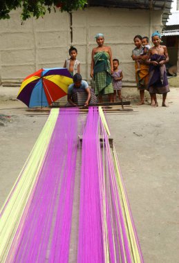 El işi, el dokuması üzerinde çalışan kadınlar, Aksiyon Kuzeydoğu Tröstü (ANT), Bongaigaon, Assam, Hindistan 
