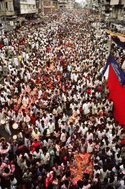 Ganesh geçit töreni için kalabalık yol, Bombay Mumbai, Maharashtra, Hindistan 
