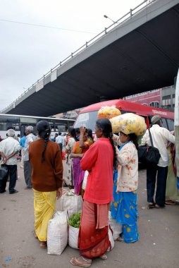 Çiçekçiler şehir pazarı yakınında otobüs bekliyor, Bangalore, Karnataka, Hindistan 