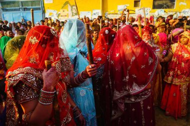 Sopalı kadınlar, Lathmar Holi festivali, Mathura, Uttar Pradesh, Hindistan, Asya
