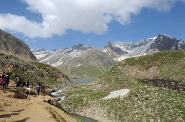 Pilgrim naga koti 'den sheshnag gölüne, amarnath yatra, Jammu Kashmir, Hindistan, Asya' ya 