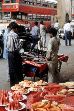Meyve dilimleri yol kenarındaki meyve tezgahında satılır; Mumbai Bombay; maharashtra; Hindistan