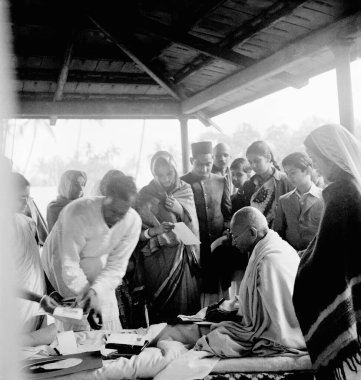 Mahatma Gandhi Khadi Pratishthan, Sodepur, 24 Parganas, Kalküta, 1946, Abha Gandhi, Ramakrishna Bajaj 'da insanlarla konuşuyor. 