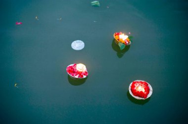 Ganga nehrinde yüzen gaz lambası varanasi uttar pradesh