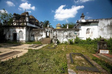 Basant Ali Khan, 1821-24 yıl arasında Murshidabad, Batı Bengal, Hindistan Miras Bölgesi 'nde bir mescid inşa etti. 