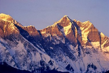 Everest tepelerindeki güneş ışınları Nepal 'den görünüyor