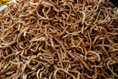 Udaipur, Rajasthan, Hindistan 'da patates cipsi. 