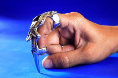 Parmak üzerinde modern moda yüzüğü; mavi arkaplan; Bombay Mumbai; Maharashtra; Hindistan MR201