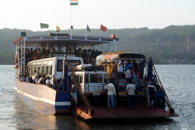 Feribot vashishti nehri, maharashtra, Hindistan, Asya   