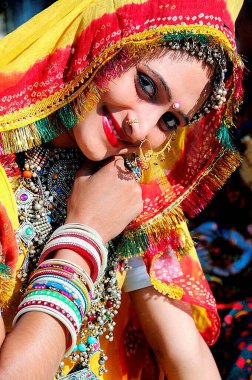 Rajasthani geleneksel mücevher ve kostüm giyen kadın; Rajasthan; Hindistan 