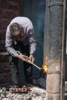 Tamirci kaynak yapıyor, Ladnin, Rajasthan, Hindistan 