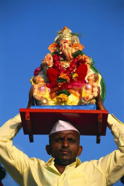 Ganesh ganpati festivali için alnında heykel tutan adam Fil kafası, Lord dalış, Bombay mumbai, maharashtra, Hindistan