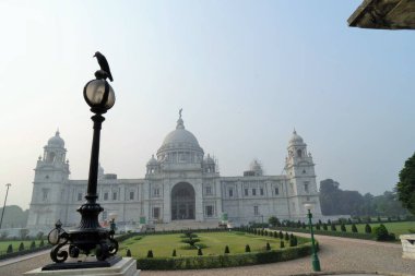 Lamba direğinde oturan karga, Victoria Anıtı, Kolkata, Batı Bengal, Hindistan, Asya