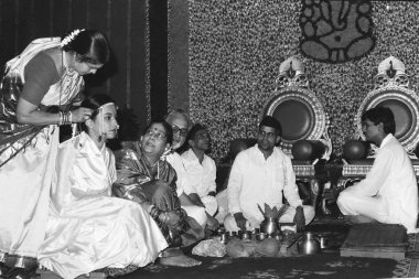 Hint eski klasik 1980 'ler siyah-beyaz Bollywood sineması Hintli film oyuncusu, Nirmala Tendulkar, Vijay Tendulkar, karısı 