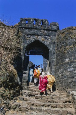 Sinhagad Kalesi 'nin harabe girişi, turistler, Pune, Maharashtra, Hindistan, Asya 