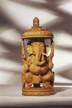 Cederwood 'da şemsiyeli Ganesh Ganpati idolü.