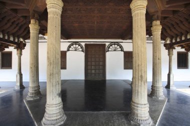 Puthen Maliga 'daki Saray Sütunlarına Giriş (Kuthiramalika) Thiruvananthapuram veya Trivandrum' daki Saray Müzesi; Kerala; Hindistan