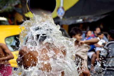 Kolkata 'da banyo yapan insanlar Batı Bengal Hindistan Asya
