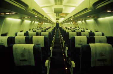 Modern bir yolcu uçağının iç görünümü 