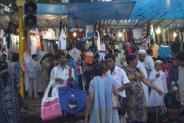 Moda sokağı, yolda çanta satan adam, kalabalık pazarda akşam ışığı, sokak manzarası, Hintli insanlar, kalabalık Mumbai Bombay sokağı, Maharashtra, Hindistan  