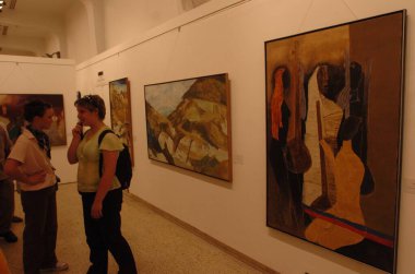 Ram Kumar ve M.F. 'in ortak sergisinde ziyaretçiler. Cihangir sanat galerisinde Hussain Maqbool Fida Hussain; Aralık 2005; Mumbai; Maharashtra; Hindistan