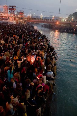 Hayranları Ganga Nehri Haridwar Uttarakhand Hindistan Asya 'nın pooja' sını icra etti. 