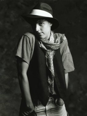 Tipik Amerikalı kız stüdyoda poz veriyor.