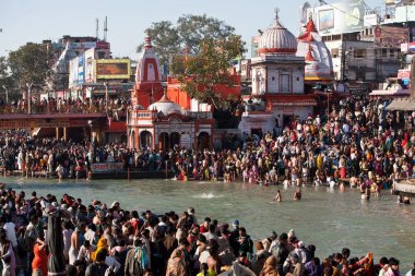 Haridwar Uttarakhand Asya 'daki Ganga nehrine dalan fanatikler 