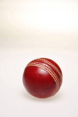 Beyaz arkaplanda bir kriket topu