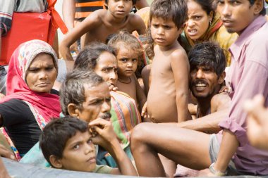 Tekneyle seyahat eden köylüler; 2008 yılında Kosi nehri taşkını; Purniya bölgesi; Bihar; Hindistan