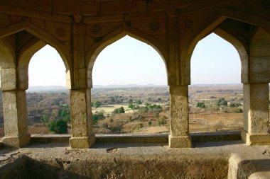 Rupmati Pavyonu 'nun çatısından manzara, Mandu, Madhya Pradesh, Hindistan 
