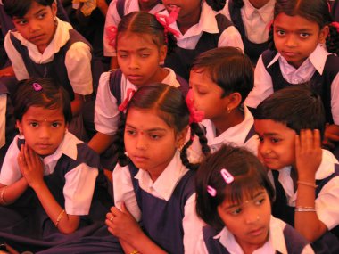 Moho Zilha Parishad Okulu 'ndaki okul çocukları, Moho Köyü, Panvel, Maharashtra, Hindistan  