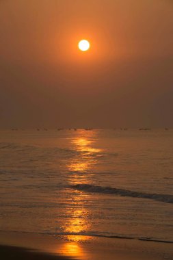 Deniz kıyısında gün batımı 