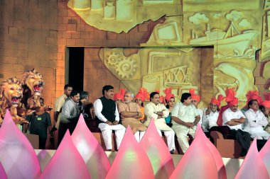 Narendra Modi ve BJP liderleri sahnede, mumbai, maharashtra, Hindistan 