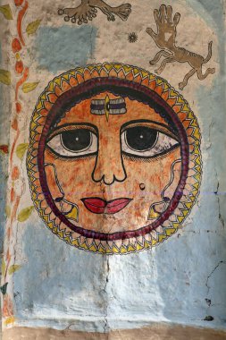 Güneş Tanrısı, Madhubani Duvarı 'nı boyuyor Bihar Hindistan Asya