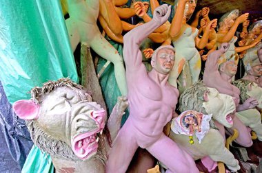 Tanrıça Durga 'nın Kil modelleri iblisi aslanlardan kurtarıyor; Kumartuli' nin Kalik Kalıtsal Köyü; Batı Bengal; Hindistan