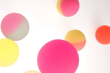 Saydam saydam renkli toplar.